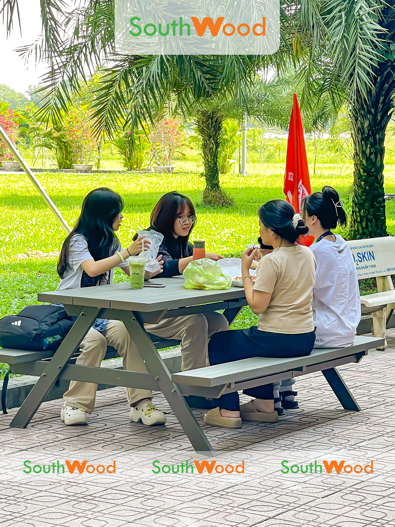Hình ảnh sử dụng bộ bàn PICNIC của sinh viên UEL