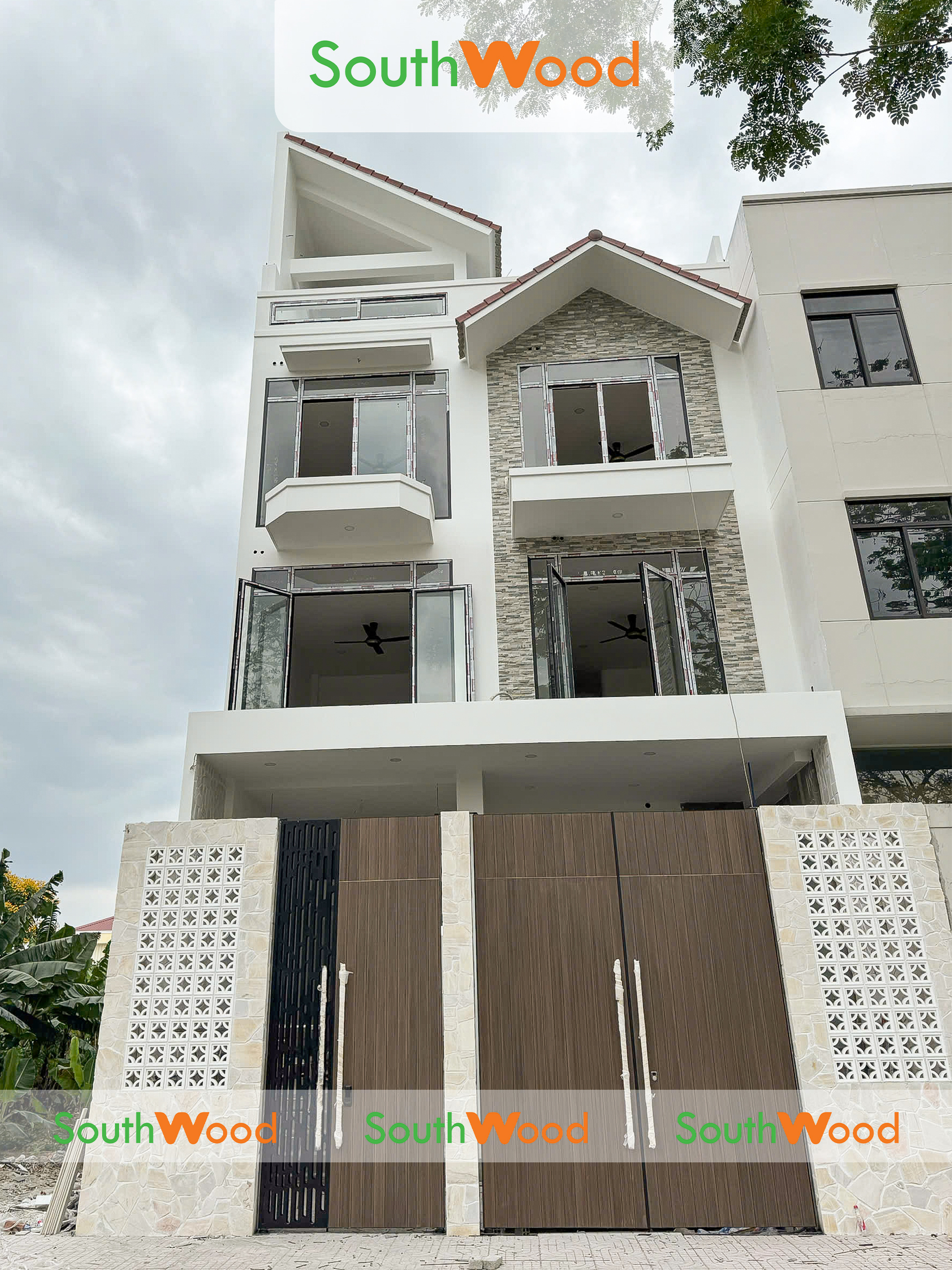 tấm ốp gỗ nhựa ngoài trời làm cửa cổng Bình Chánh