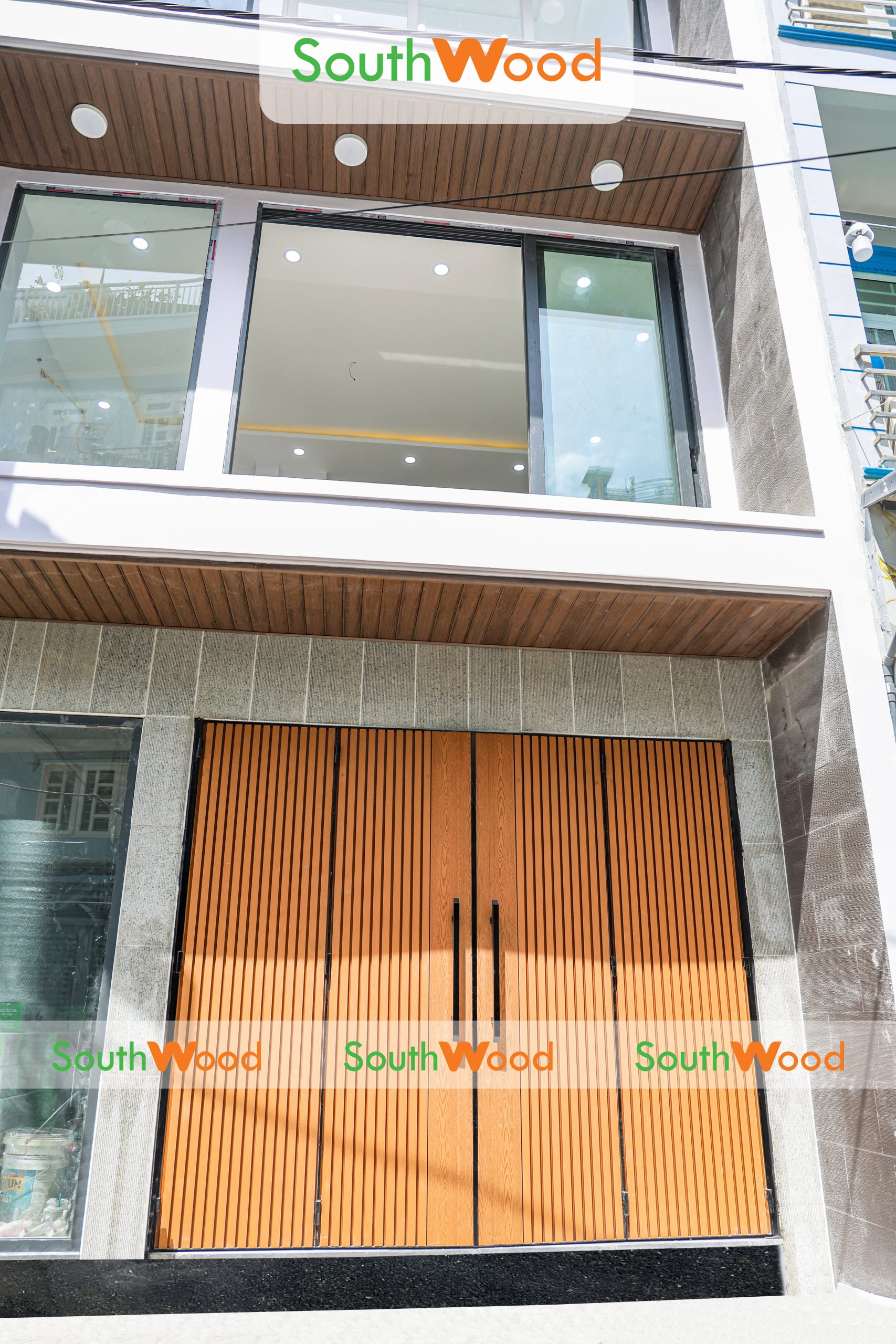 SỰ KẾT HỢP HOÀN HẢO GIỮA TẤM ỐP LAM SÓNG & THANH ĐA NĂNG MÀU TEAK TẠI CÔNG TRÌNH CỔNG NHÀ PHỐ QUẬN 11 - 1