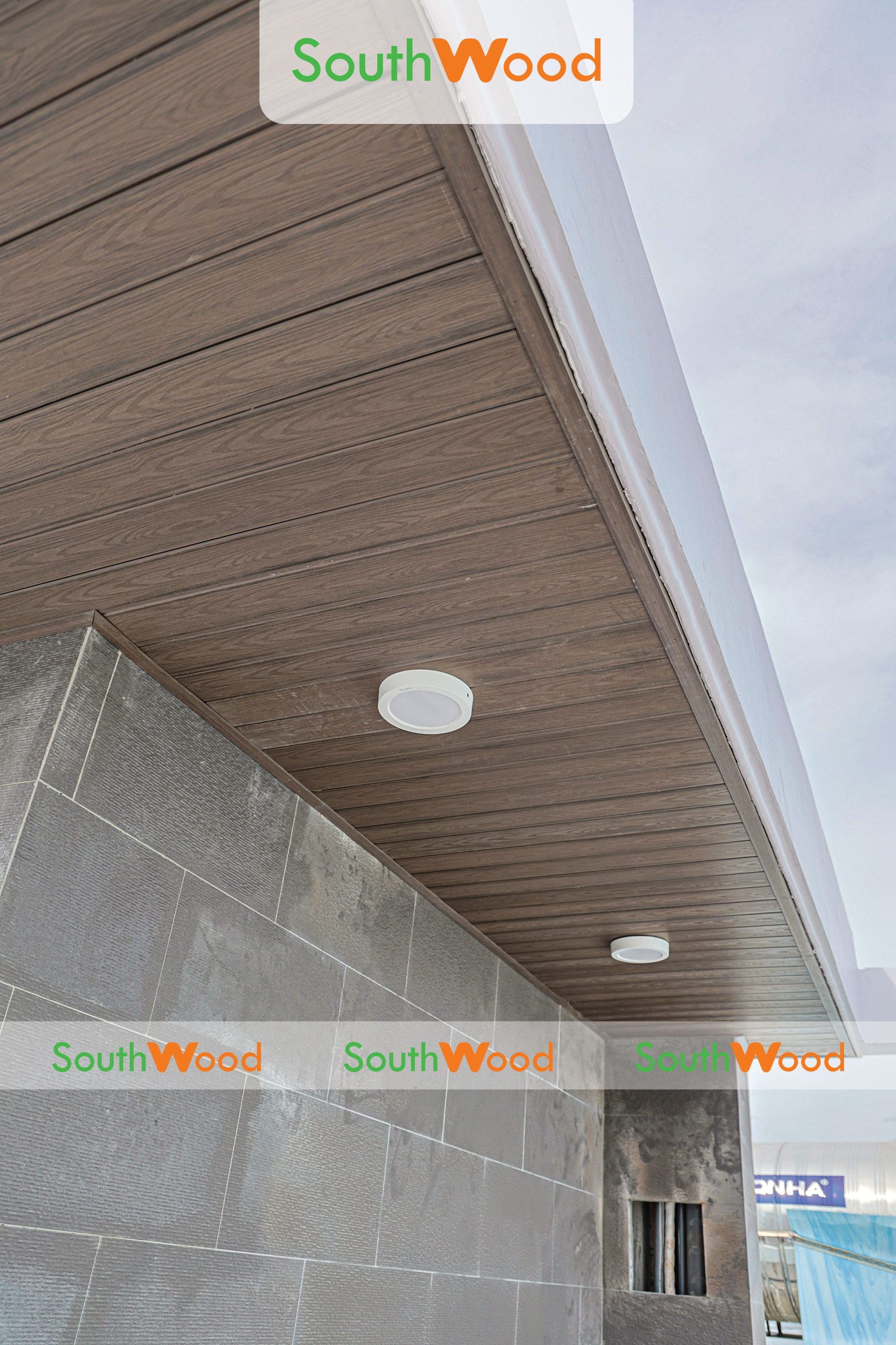 CÔNG TRÌNH NHÀ PHỐ QUẬN 11 SỬ DỤNG TẤM ỐP PVC PHỦ ASA MÀU WALNUT – GIẢI PHÁP HOÀN HẢO CHO TRẦN VÀ BAN CÔNG NGOÀI TRỜI - 8