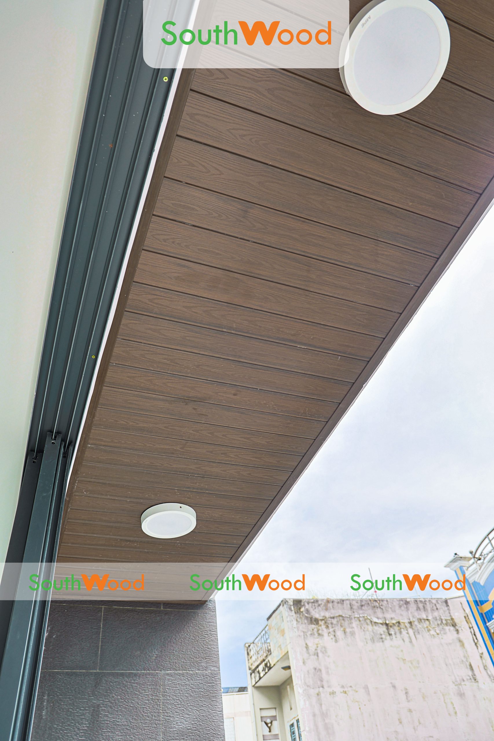 CÔNG TRÌNH NHÀ PHỐ QUẬN 11 SỬ DỤNG TẤM ỐP PVC PHỦ ASA MÀU WALNUT – GIẢI PHÁP HOÀN HẢO CHO TRẦN VÀ BAN CÔNG NGOÀI TRỜI - 7