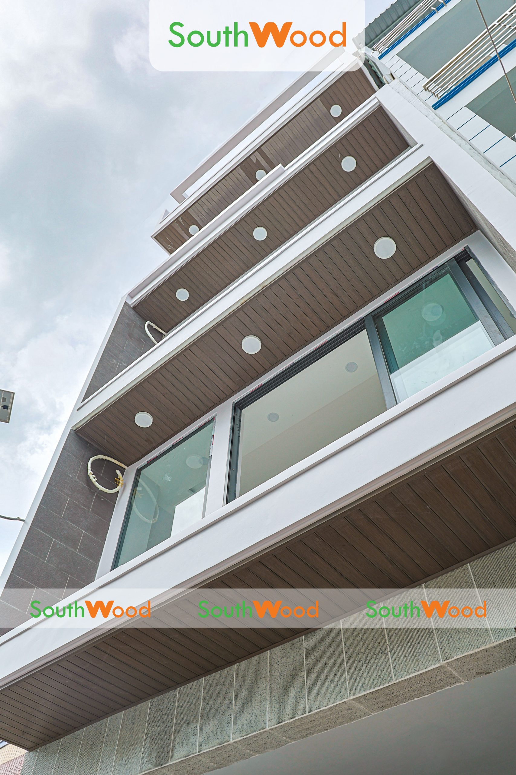 CÔNG TRÌNH NHÀ PHỐ QUẬN 11 SỬ DỤNG TẤM ỐP PVC PHỦ ASA MÀU WALNUT – GIẢI PHÁP HOÀN HẢO CHO TRẦN VÀ BAN CÔNG NGOÀI TRỜI - 2