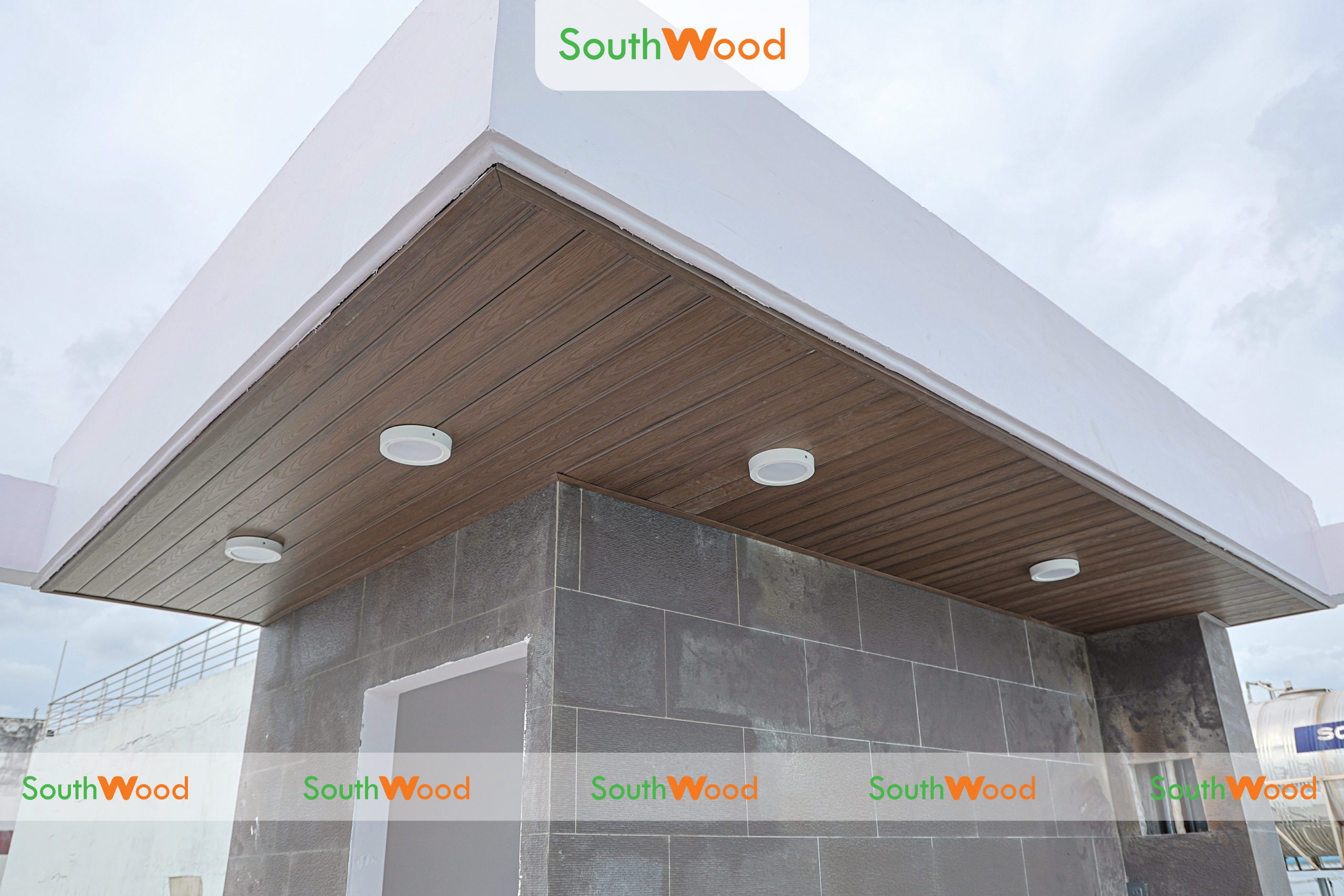 CÔNG TRÌNH NHÀ PHỐ QUẬN 11 SỬ DỤNG TẤM ỐP PVC PHỦ ASA MÀU WALNUT – GIẢI PHÁP HOÀN HẢO CHO TRẦN VÀ BAN CÔNG NGOÀI TRỜI - 4