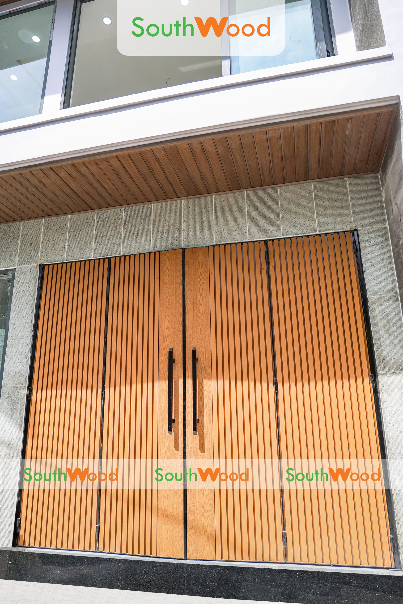 SỰ KẾT HỢP HOÀN HẢO GIỮA TẤM ỐP LAM SÓNG & THANH ĐA NĂNG MÀU TEAK TẠI CÔNG TRÌNH CỔNG NHÀ PHỐ QUẬN 11 - 4