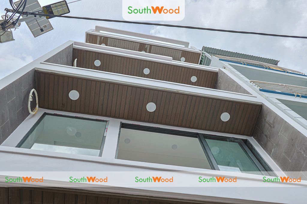 CÔNG TRÌNH NHÀ PHỐ QUẬN 11 SỬ DỤNG TẤM ỐP PVC PHỦ ASA MÀU WALNUT – GIẢI PHÁP HOÀN HẢO CHO TRẦN VÀ BAN CÔNG NGOÀI TRỜI - 1