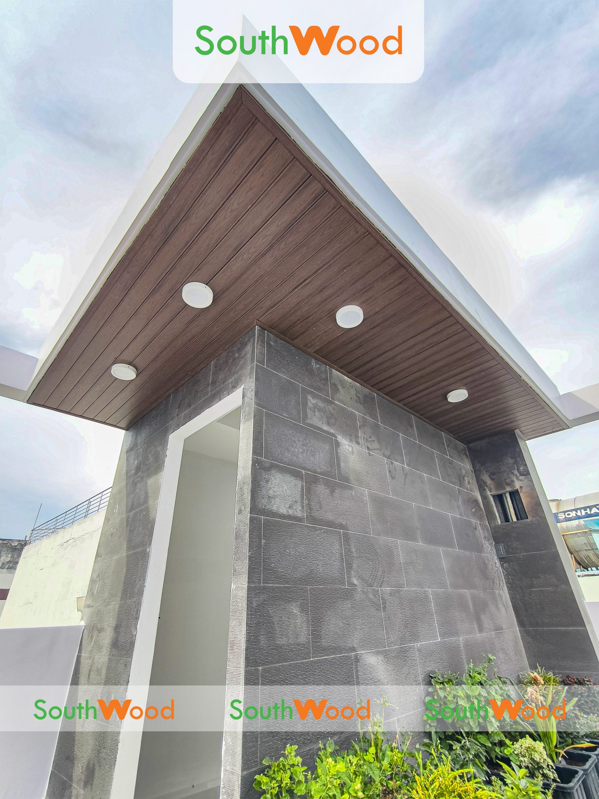 CÔNG TRÌNH NHÀ PHỐ QUẬN 11 SỬ DỤNG TẤM ỐP PVC PHỦ ASA MÀU WALNUT – GIẢI PHÁP HOÀN HẢO CHO TRẦN VÀ BAN CÔNG NGOÀI TRỜI - 3