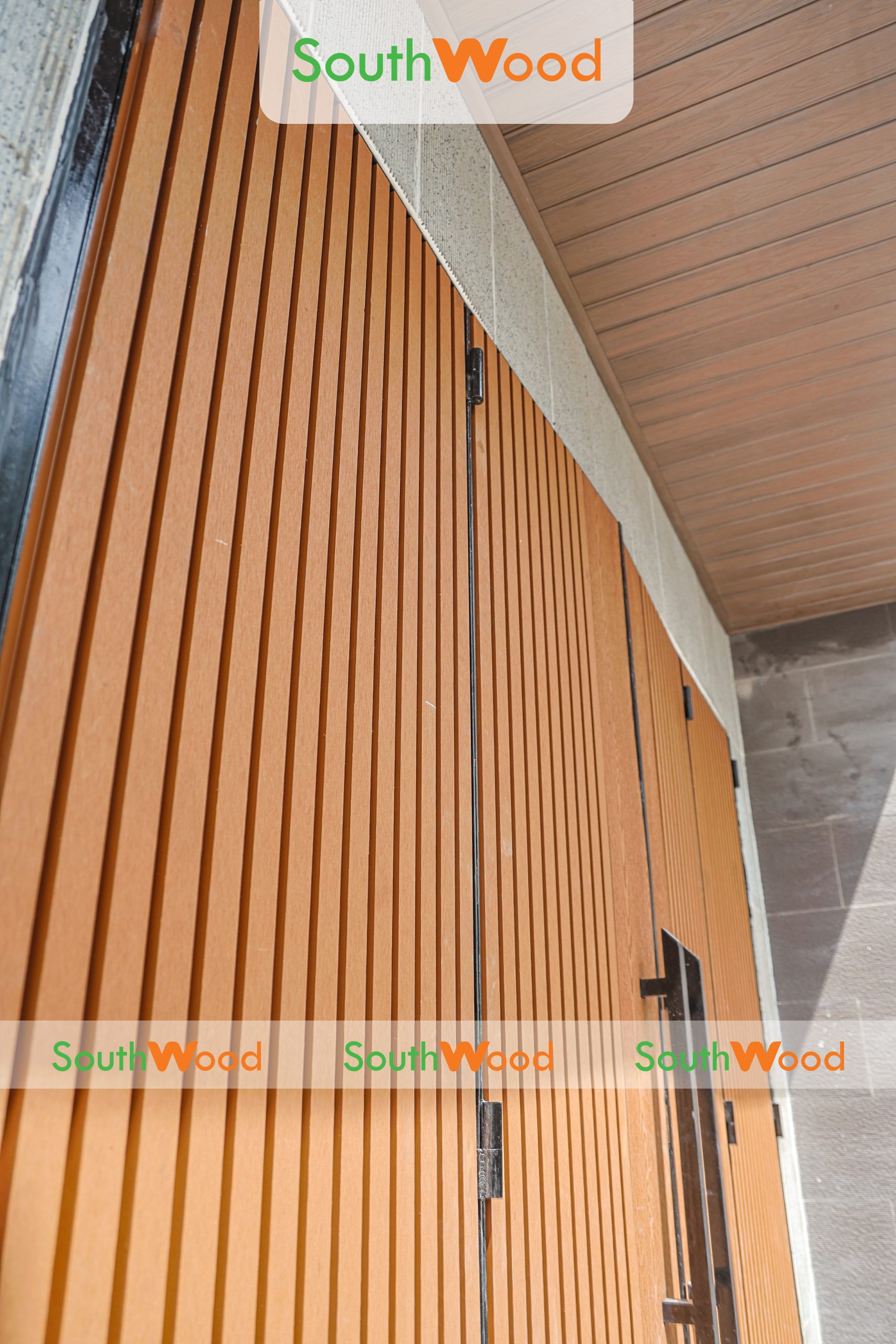 SỰ KẾT HỢP HOÀN HẢO GIỮA TẤM ỐP LAM SÓNG & THANH ĐA NĂNG MÀU TEAK TẠI CÔNG TRÌNH CỔNG NHÀ PHỐ QUẬN 11 - 5