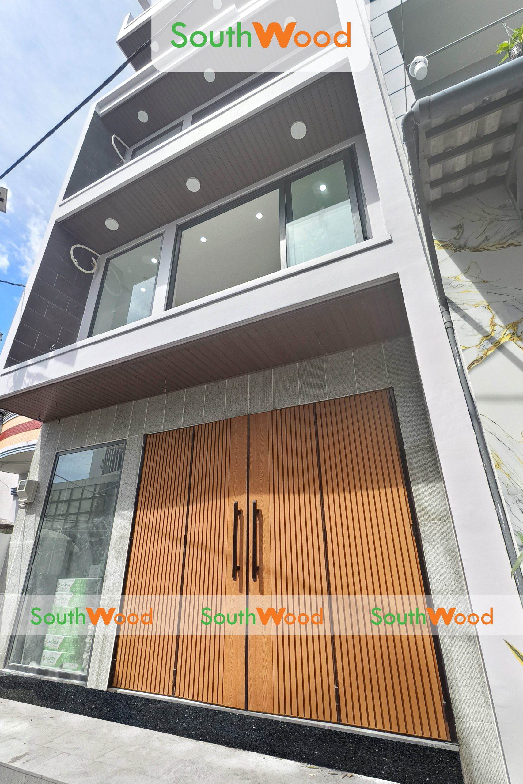 SỰ KẾT HỢP HOÀN HẢO GIỮA TẤM ỐP LAM SÓNG & THANH ĐA NĂNG MÀU TEAK TẠI CÔNG TRÌNH CỔNG NHÀ PHỐ QUẬN 11 - 2