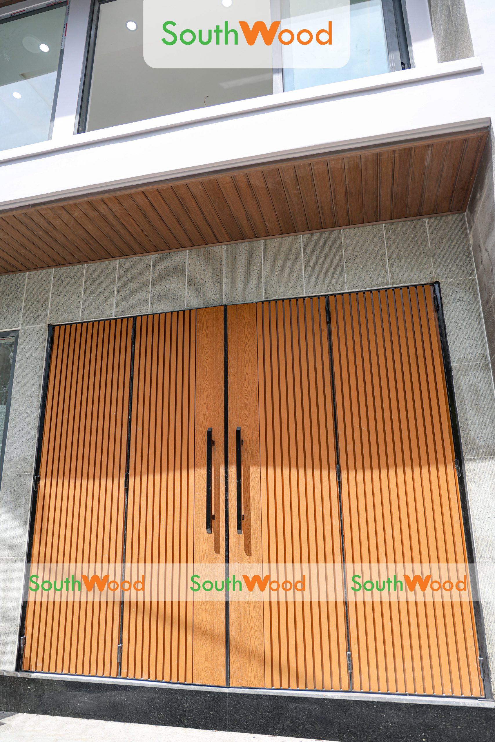 SỰ KẾT HỢP HOÀN HẢO GIỮA TẤM ỐP LAM SÓNG & THANH ĐA NĂNG MÀU TEAK TẠI CÔNG TRÌNH CỔNG NHÀ PHỐ QUẬN 11 - 6