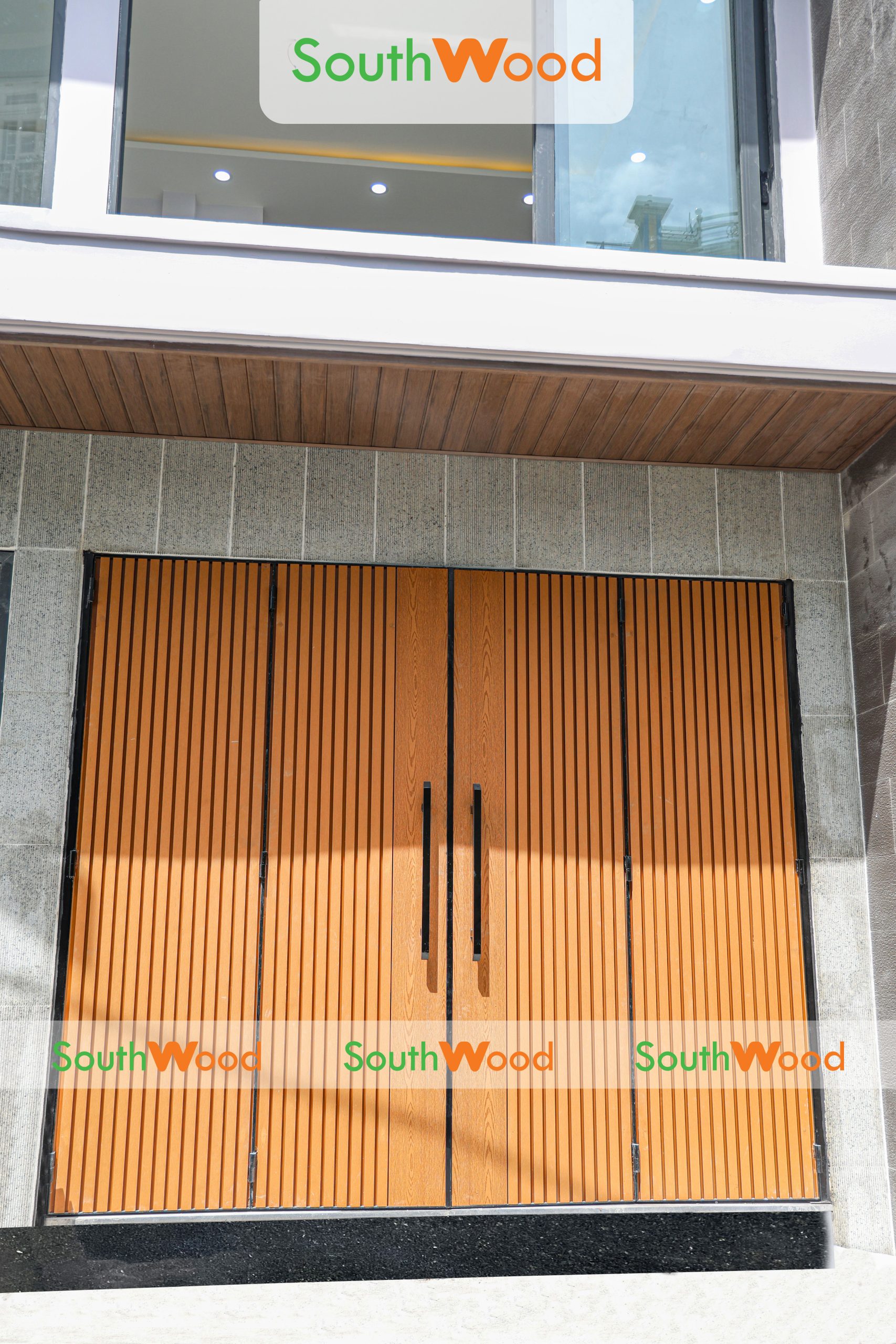 SỰ KẾT HỢP HOÀN HẢO GIỮA TẤM ỐP LAM SÓNG & THANH ĐA NĂNG MÀU TEAK TẠI CÔNG TRÌNH CỔNG NHÀ PHỐ QUẬN 11 - 7