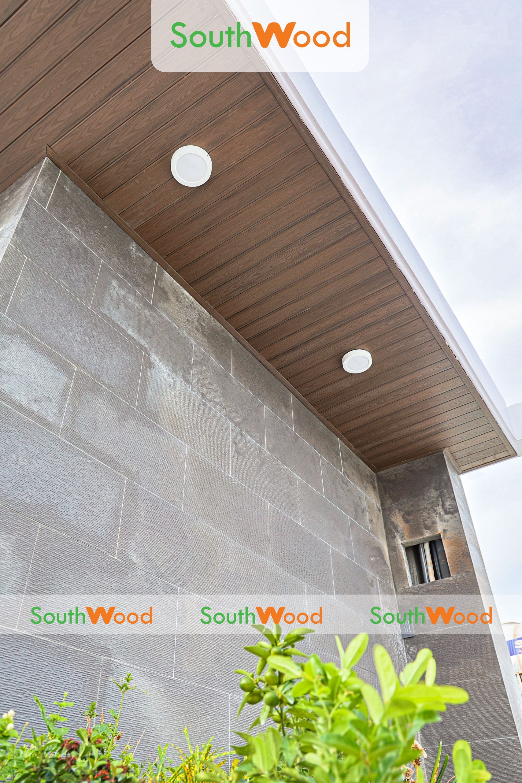CÔNG TRÌNH NHÀ PHỐ QUẬN 11 SỬ DỤNG TẤM ỐP PVC PHỦ ASA MÀU WALNUT – GIẢI PHÁP HOÀN HẢO CHO TRẦN VÀ BAN CÔNG NGOÀI TRỜI - 10