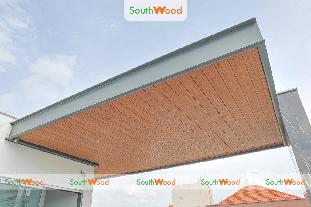 Thi công ốp trần nhà phố Dĩ An – Bình Dương bằng tấm ốp gỗ nhựa ngoài trời SW_W139H16_CV sang trọng, bền đẹp