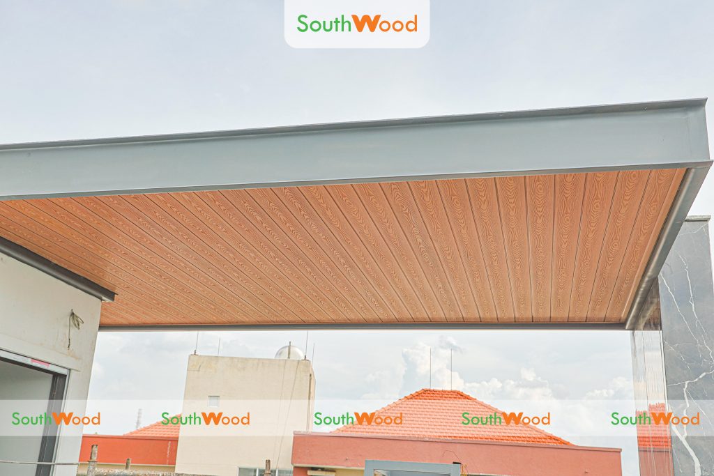 Thi công ốp trần nhà phố Dĩ An – Bình Dương bằng tấm ốp gỗ nhựa ngoài trời SW_W139H16_CV sang trọng, bền đẹp-1