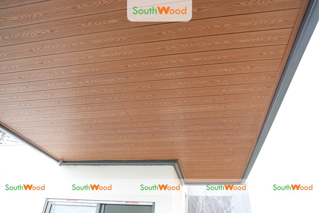 Thi công ốp trần nhà phố Dĩ An – Bình Dương bằng tấm ốp gỗ nhựa ngoài trời SW_W139H16_CV sang trọng, bền đẹp-4